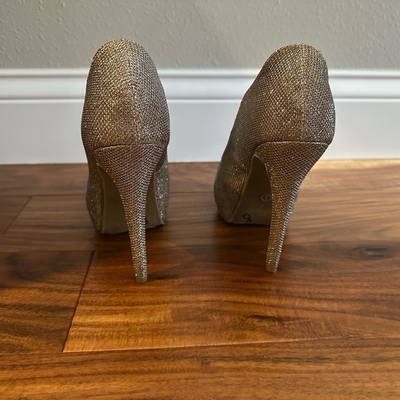 Shi by Journeys Elegant Gold Glittery Peep-Toe Heels size 9 - Picture 4 of 8
